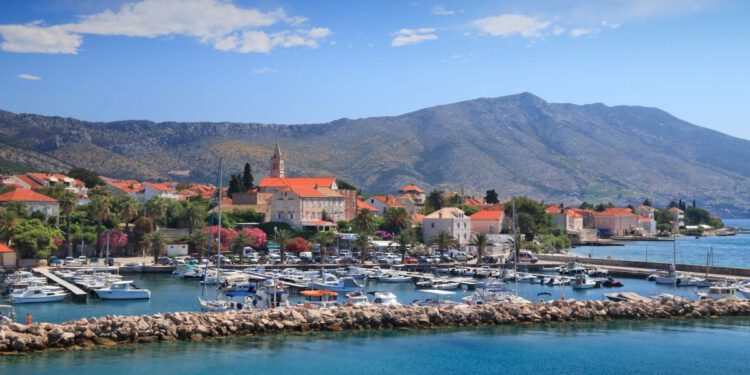 Sunčano i vruće diljem Jadrana, u zaleđu moguća umjerena naoblaka