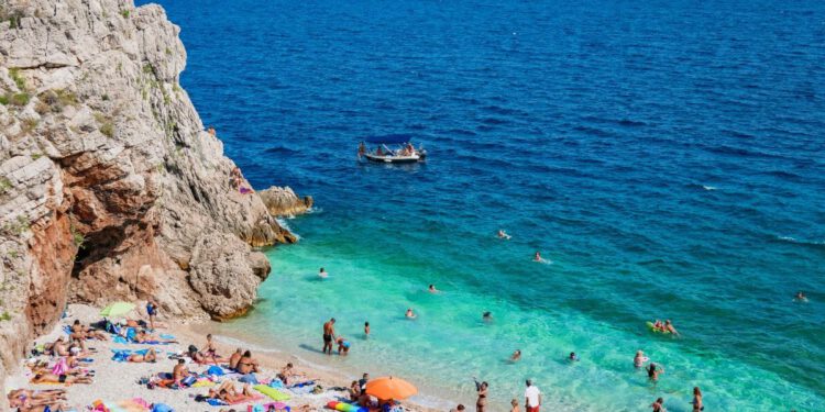 Sunce i vrućina vladaju Jadranom, u Zagori i na jugu moguć lokalni pljusak