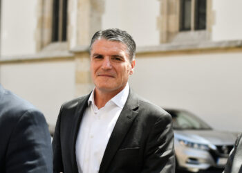 Tajnica otišla u Pariz na trošak fonda pa teško optužila direktora: ‘Onesvijestio sam se kad sam vidio troškove’