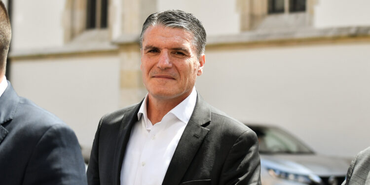 Tajnica otišla u Pariz na trošak fonda pa teško optužila direktora: ‘Onesvijestio sam se kad sam vidio troškove’