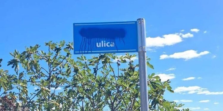 Tek što su postavljeni, stradali novi znakovi s nazivima ulica – Općina poslala oštru poruku!