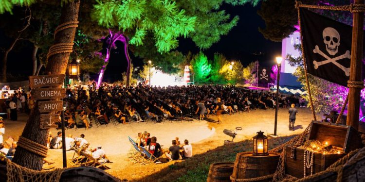 Tri nastavka “Pirata s Kariba” na Bačvicama, a sezonu zatvara Oasis direktno s Venecije
