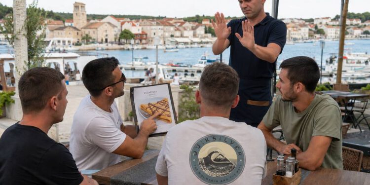 Turisti izbačeni iz restorana jer su naručili samo palačinke