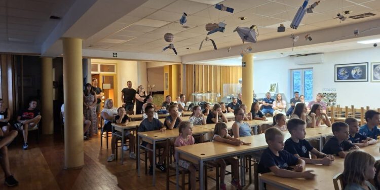 Umjesto vatrogasne vježbe – pogled u svemir. Mladi Žrnovčani otkrivali tajne noćnog neba