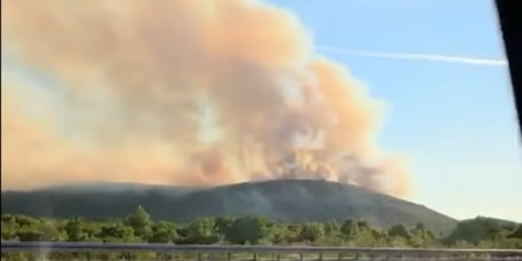 Požari kod Šibenika i na Dinari, dignuto šest aviona