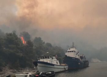 VIDEO Dramatične scene iz uvale Maslinova: Zbog požara evakuirani ljudi s ribogojilišta