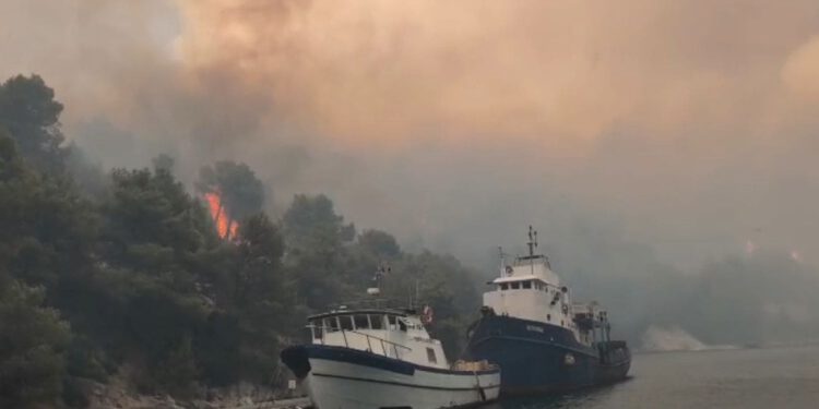 VIDEO Dramatične scene iz uvale Maslinova: Zbog požara evakuirani ljudi s ribogojilišta