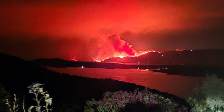 VIDEO Pogledajte razmjere velikog požara na Braču iz zraka