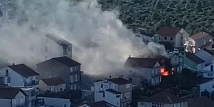 Vatra počela ‘gutati’ kuću u Dalmaciji: Vatrogasci dojurili na teren, vlasnica se nagutala dima