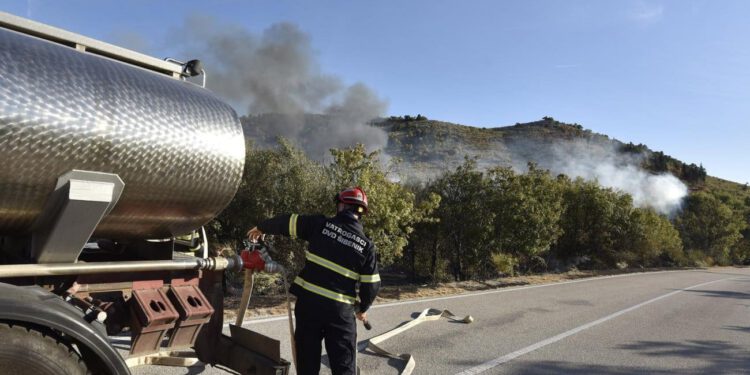 Veliki požar kod Perkovića i dalje aktivan: Izgorjelo 70 hektara, jutros ponovno angažirani kanaderi