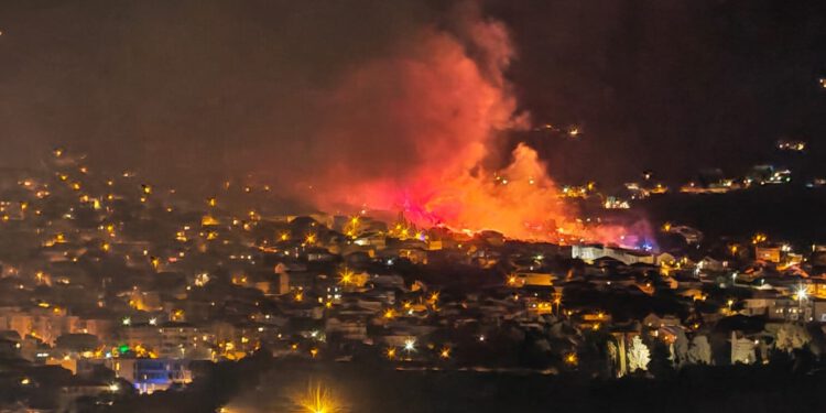 Veliki požar kod Solina stavljen pod nadzor: Na terenu bilo 95 vatrogasaca s 31 vozilom