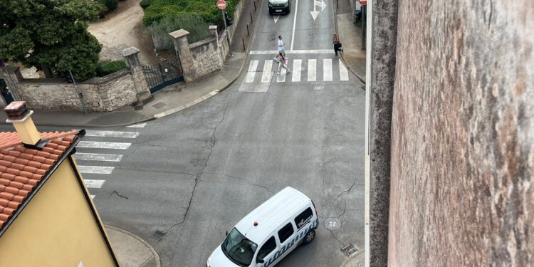 Vidjeli smo što su turisti izveli na zloglasnom križanju u Puli: Najgore od svega, uključena i djeca