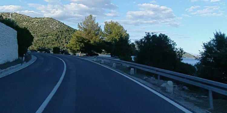 Vozač kombija sletio s ceste D-8 i poginuo