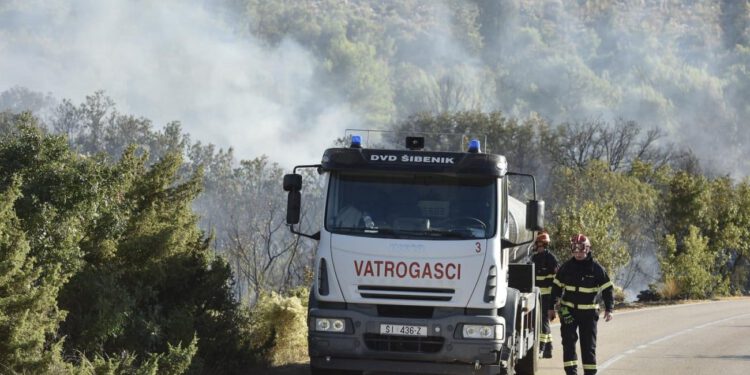Vrlo loša kvaliteta zraka u Šibeniku: Dim s požarišta stigao do grada, evo gdje je najgore