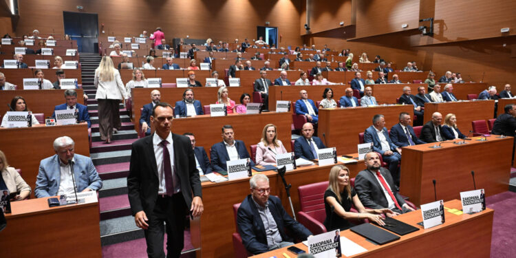 Zaoštrilo u Saboru: ‘Hrvati će vas pamtiti kao mecenu korupcije i oca ekomafije’