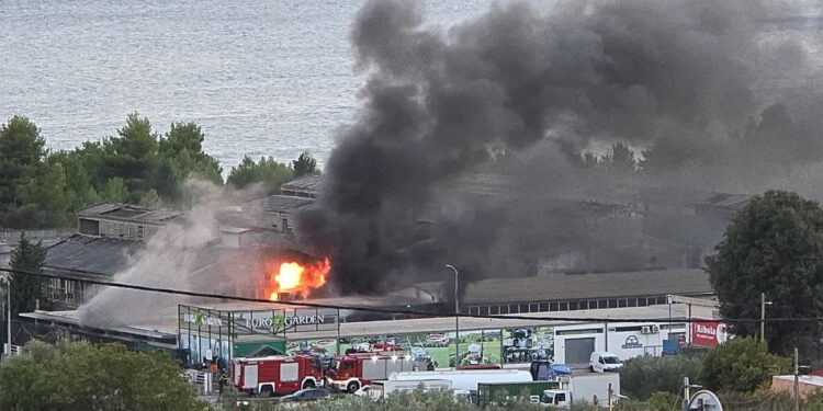 Zbog požara zatvorena cesta u Kaštel Sućurcu: Promet preusmjeren