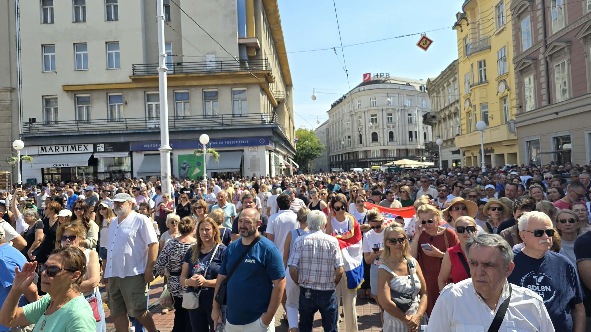 UJEDINJENA HRVATSKA U ZAGREBU Desetci tisuća ljudi gromoglasno, gotovo zaglušujuće poručilo: "Dosta je, ovako dalje ne ide"