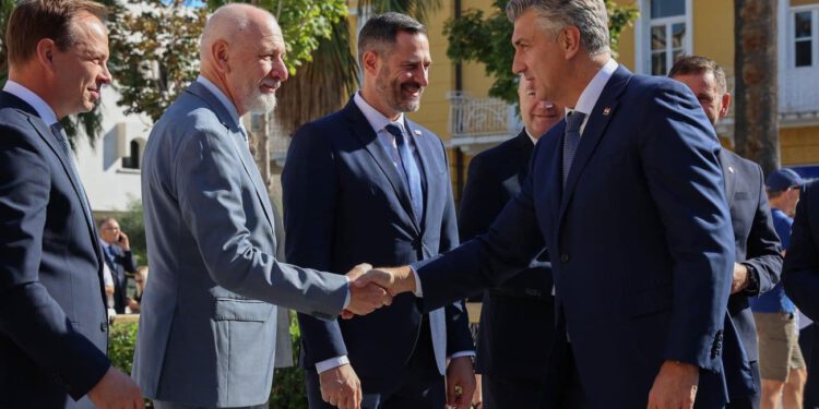 Pogledajte tko je dočekao premijera Plenkovića u Splitu