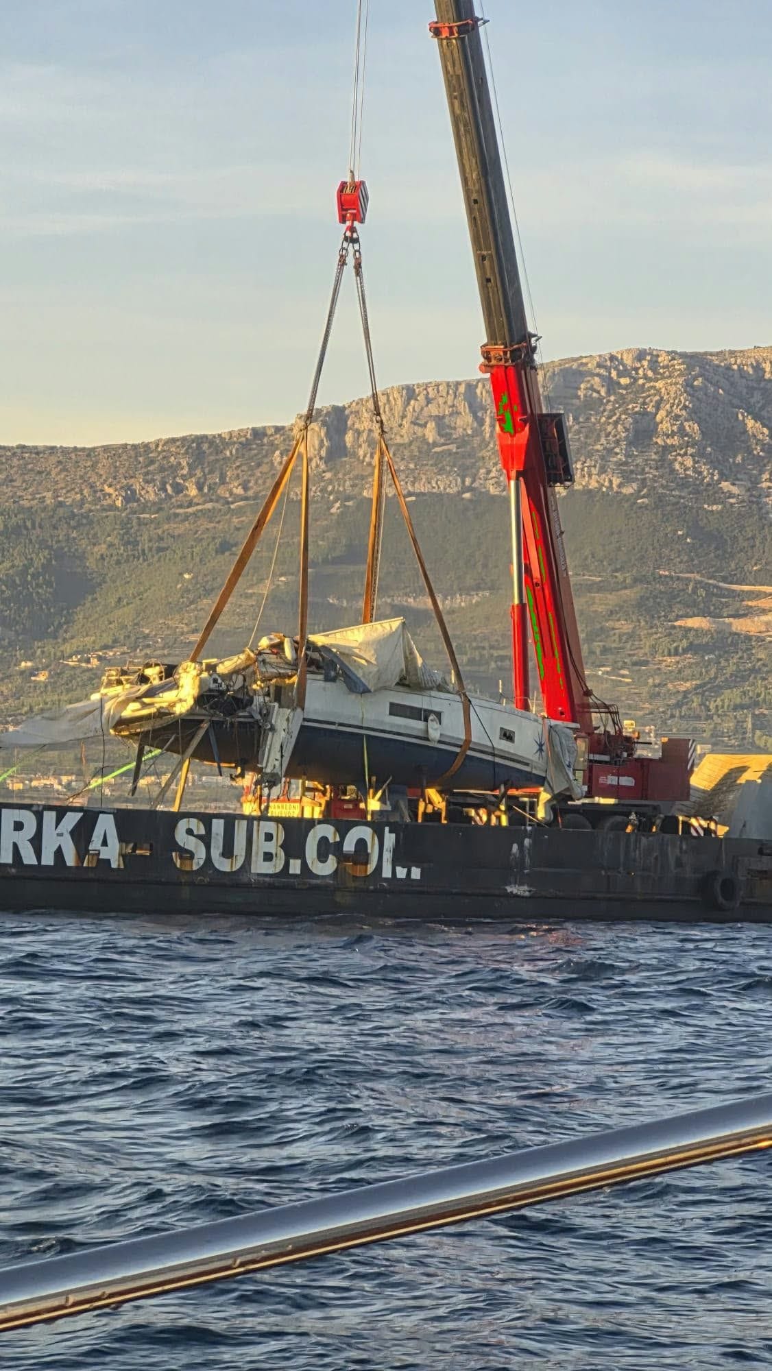 PRIZOR KOJI LEDI KRV U ŽILAMA Nakon više od tri mjeseca izvučena olupina jedrilice poginulih Čeha sa 60 m dubine - Uništeni detalji otkrivaju svu silinu stravičnog sudara!