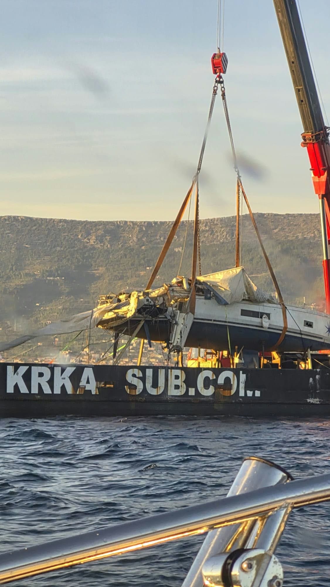 PRIZOR KOJI LEDI KRV U ŽILAMA Nakon više od tri mjeseca izvučena olupina jedrilice poginulih Čeha sa 60 m dubine - Uništeni detalji otkrivaju svu silinu stravičnog sudara!