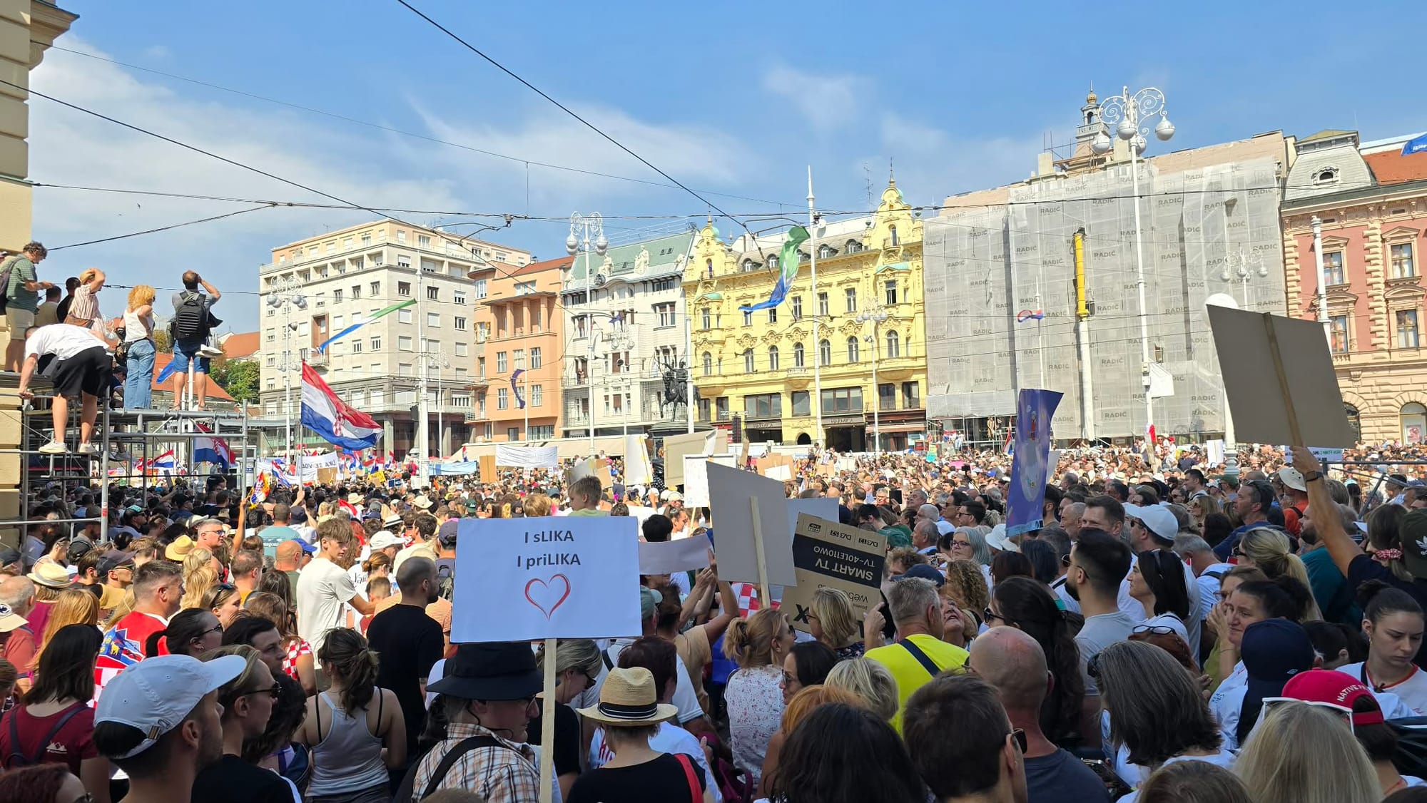 UJEDINJENA HRVATSKA U ZAGREBU Desetci tisuća ljudi gromoglasno, gotovo zaglušujuće poručilo: "Dosta je, ovako dalje ne ide"
