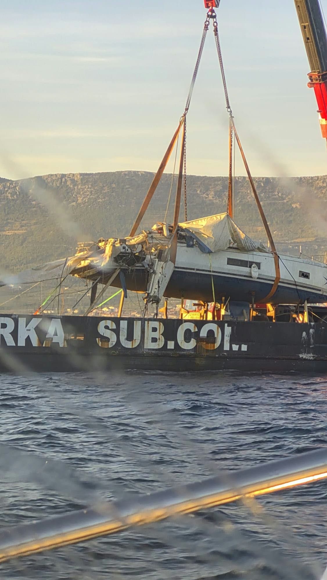 PRIZOR KOJI LEDI KRV U ŽILAMA Nakon više od tri mjeseca izvučena olupina jedrilice poginulih Čeha sa 60 m dubine - Uništeni detalji otkrivaju svu silinu stravičnog sudara!
