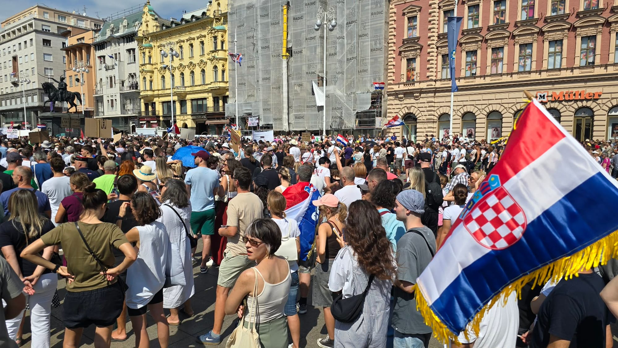 UJEDINJENA HRVATSKA U ZAGREBU Desetci tisuća ljudi gromoglasno, gotovo zaglušujuće poručilo: "Dosta je, ovako dalje ne ide"
