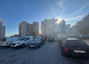 Automobil blokirao prolaz na Mertojaku, stanari ne mogu s parkinga