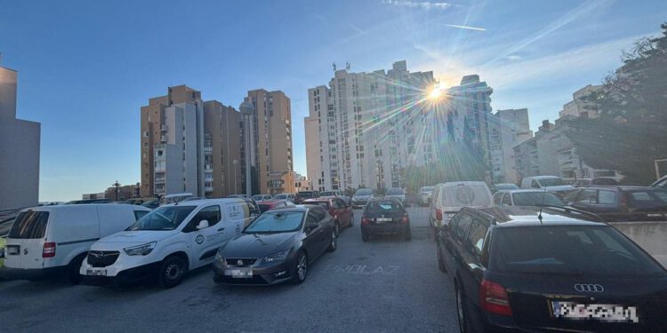 Automobil blokirao prolaz na Mertojaku, stanari ne mogu s parkinga
