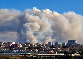 U Supetar stigla nova pojačanja: Vatrogasci dolaze pomoći kolegama na požarištu