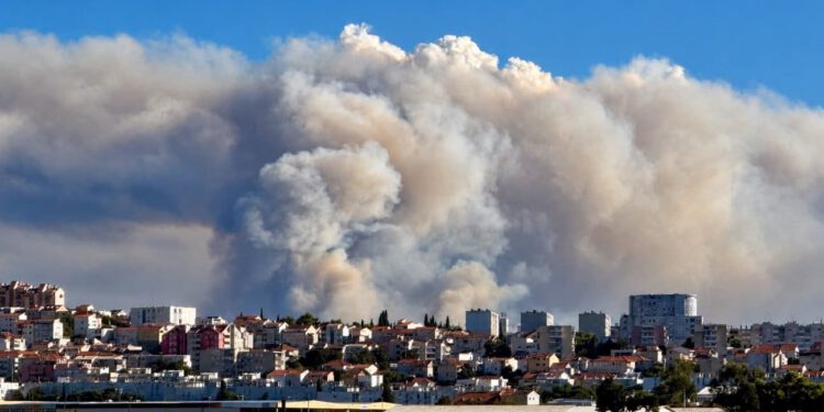 U Supetar stigla nova pojačanja: Vatrogasci dolaze pomoći kolegama na požarištu
