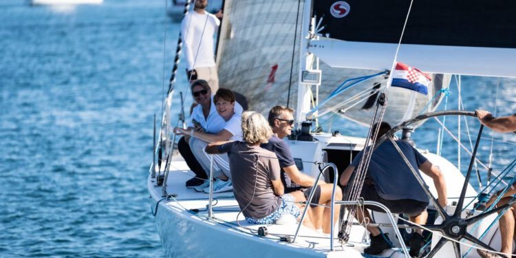 sport, zajedništvo i vještina na moru
