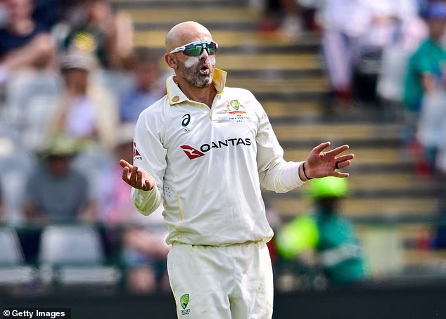 Opozvani spinner Nathan Lyon postigao je rani napredak s tri vitalna vrata za zaustavljanje toka trčanja
