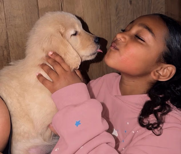 Osmogodišnja kći Kim Kardashian, Chicago, izgledala je ljupko dok se povezivala s novim psićem svoje obitelji na nizu fotografija koje je njezina majka objavila na Instagramu u srijedu