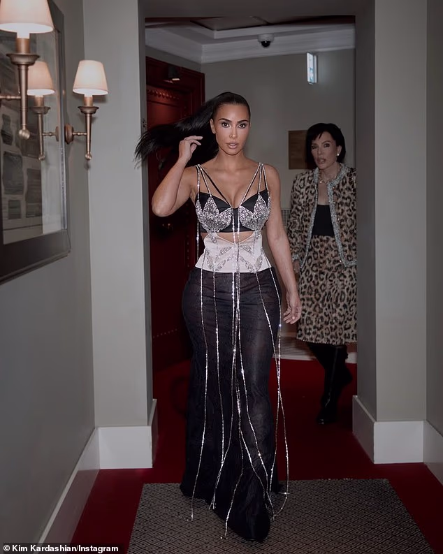 Kim je podigla temperaturu i na drugim fotografijama na kojima je pozirala s majkom Kris Jenner