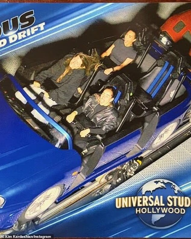 Kim se oslobodila na fotografiji snimljenoj u novoj atrakciji Fast & Furious studija Universal Studios. Slikana je na stražnjem sjedalu automobila dok je vrištala od radosti baš kad je vožnja uslikala njezinu fotografiju