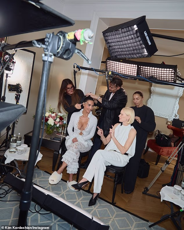 Još jedna slika prikazuje Kardashianku kako sustiže svoju kolegicu iz serije All's Fair Naomi Watts dok se šminkala na setu
