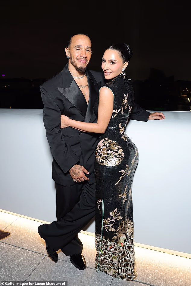 Kardashian je dokumentirala kako njezina obitelj provodi kvalitetno vrijeme s Halo samo nekoliko dana nakon što je njezin dečko, Lewis Hamilton, otkrio da je pas bio njegov dar četvero djece njegove djevojke: North, 13; Svetac, 10; Chicago i Psalam, sedam; viđen 19. rujna u LA-u