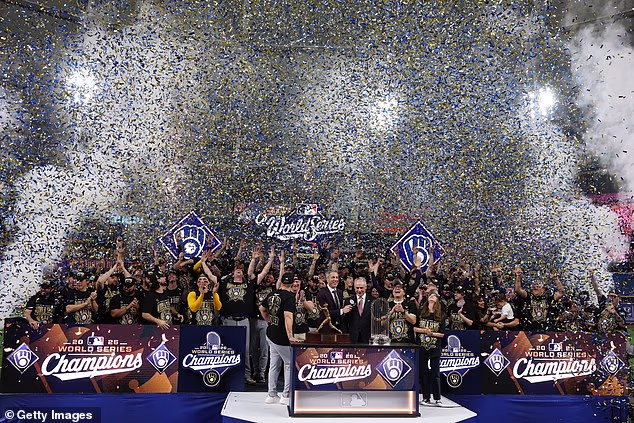 Brewersi dobivaju Trofej povjerenika dok oko njih padaju plavi i zlatni konfeti
