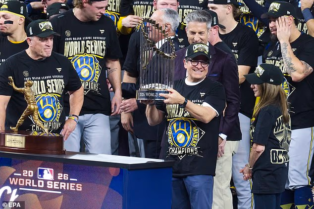 Vlasnik Milwaukee Brewersa Mark Attanasio drži trofej povjerenika