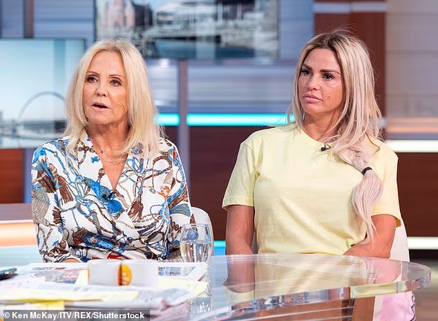 Uvjerila je obožavatelje da to nema veze s njezinom bolesnom majkom Amy. Napisala je: 'Večeras sam imala porazne vijesti. I ne, to nije moja mama' (viđena sa svojom mamom Amy 2019.)