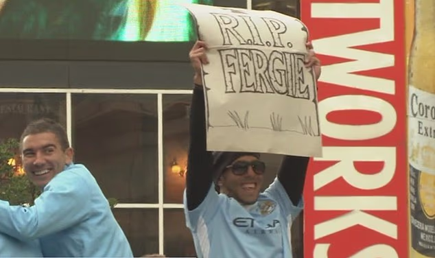 Poznato je da je argentinska zvijezda držala transparent na kojem je pisalo 'RIP Fergie' nakon osvajanja naslova