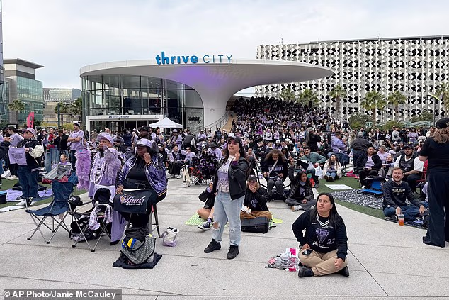 Obožavatelji posjećuju zabavu gledanja Golden State Valkyries na trgu Thrive City u Chase Centeru