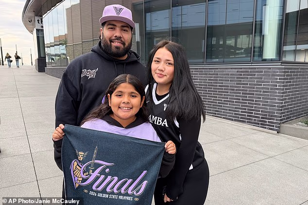 Joshua Padilla i kćeri Malia (10) i Mariah (15) došli su iz Santa Clare kako bi prisustvovali zabavi Golden State Valkyries u četvrtak ujutro u San Franciscu