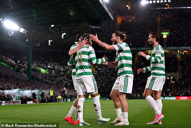Hogh je namjestio Camila Durana za Celticovu prvu utakmicu protiv Dundee Utd, ali je zakačen na poluvremenu
