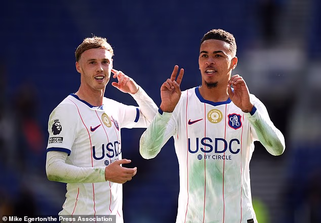 Najbolji prijatelji Morgan Rogers (desno) i Cole Palmer (lijevo) također čine XI