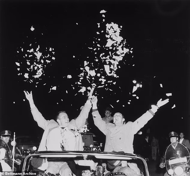 Bacači Bravesa Lew Burdette (L) i Warren Spahn bacaju konfete tijekom parade 1957.