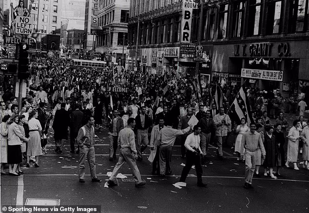 Navijači Milwaukee Bravesa održavaju paradu i slave naslov Braves 1957 World Series koji su osvojili u seriji od sedam utakmica protiv New York Yankeesa