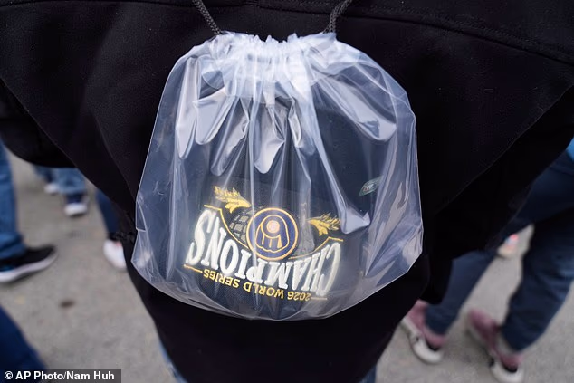 Navijač stiže sa šeširom Milwaukee Brewers' Champions tijekom parade Svjetskog prvenstva u petak
