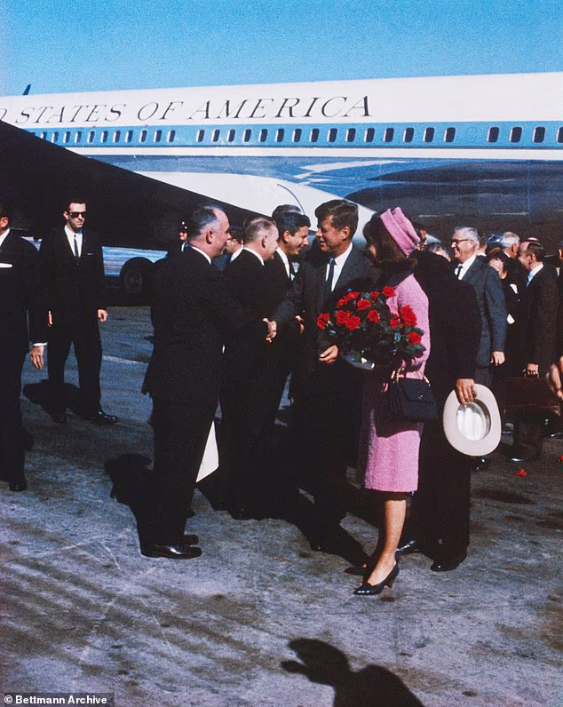 Predsjednik John F. Kennedy i prva dama Jackie Kennedy prikazani su 22. studenog 1963., nekoliko sati prije nego što je vrhovni zapovjednik ubijen